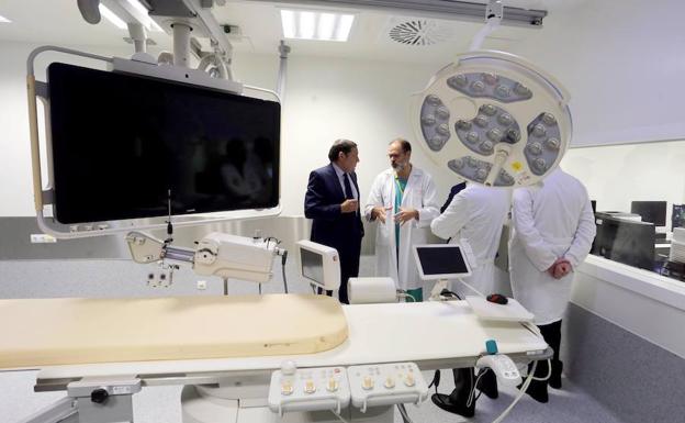 El consejero de Sanidad, Antonio María Sáez Aguado visita la nueva Unidad de Cuidados Agudos Cardiológicos del Hospital Clínico Universitario. 