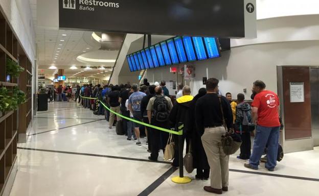 Imagen de las colas en el aeropuerto. 