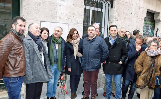 Miembros del PSOE y UGT han celebrado la colocación de esta placa conmemorativa alos cien años de la puesta en marcha de la casa del pueblo