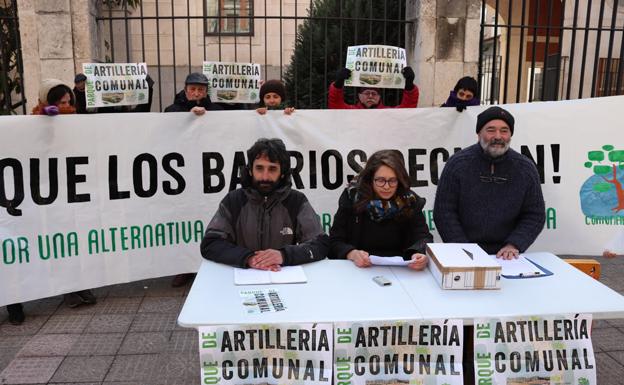 Miembros de la plataforma Comunales Vivos se han manifestado esta mañana frente a la Subdelegación de Defensa