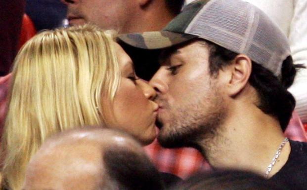 Kournikova y Enrique Iglesias, durante un partido de la NBA. 