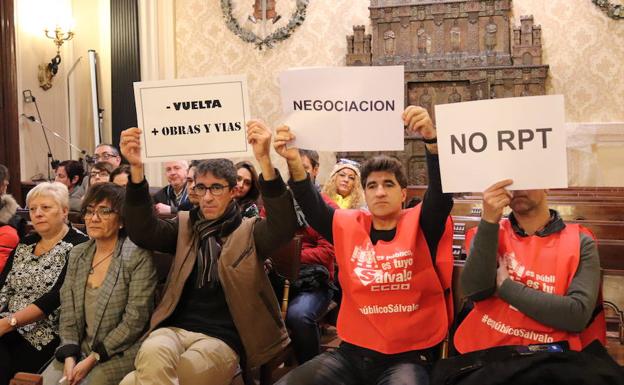 Los sindicatos presentes esta mañana en el Pleno de la Diputación