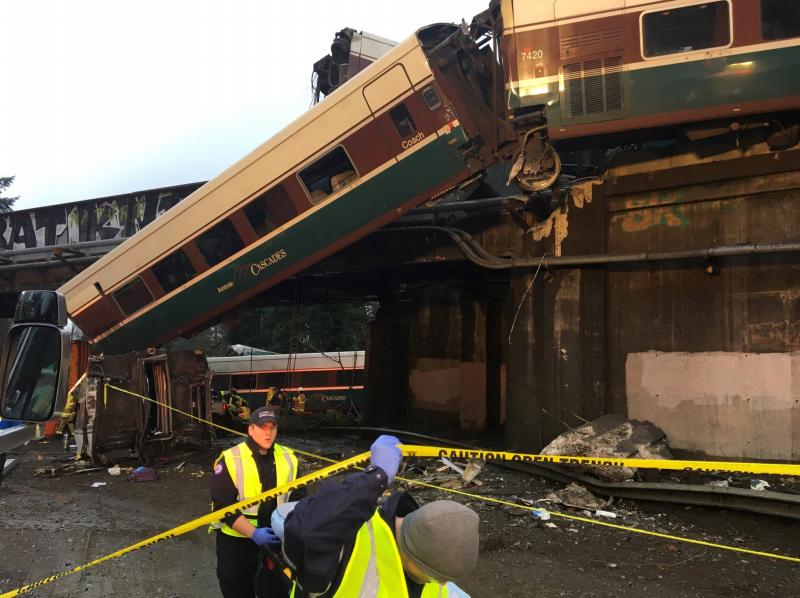 Un tren descarrila y queda colgando sobre una autopista en el estado de Washington