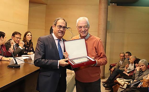 Un empleado recoge el distintivo de la Junta