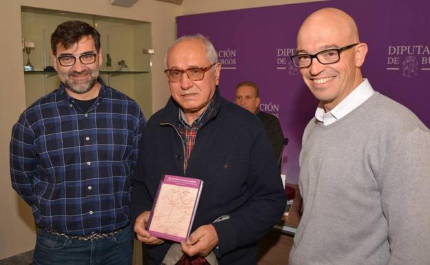 El autor, Ismael Rodríguez, acompañado del diseñador Carlos Calvo, y del diptuado de Cultura, Luis Jorge del Barco