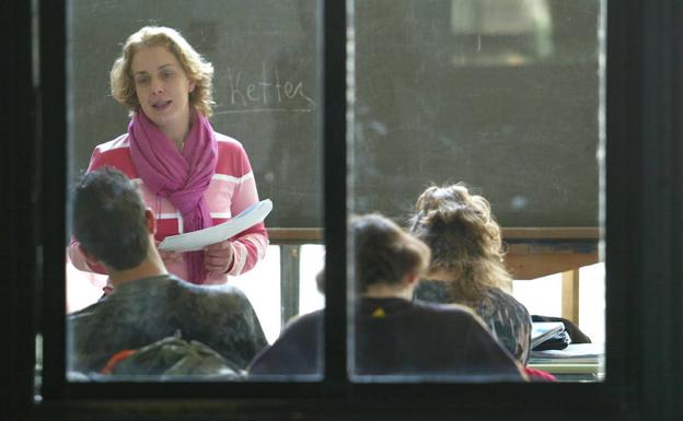 Una profesora da clase en un instituto de enseñanza secundaria de Oviedo. 