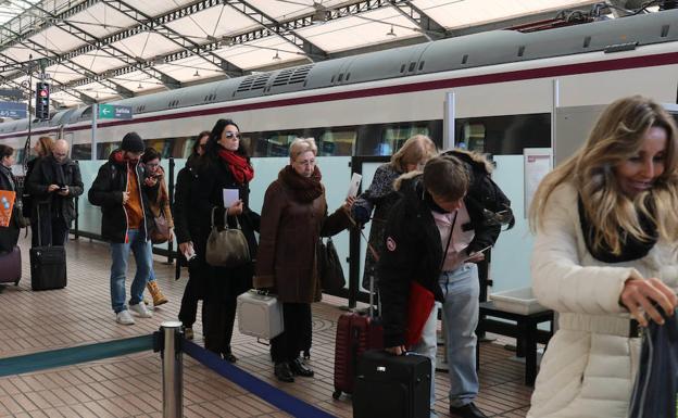 Viajeros de alta velocidad, en la estación Campo Grande. 