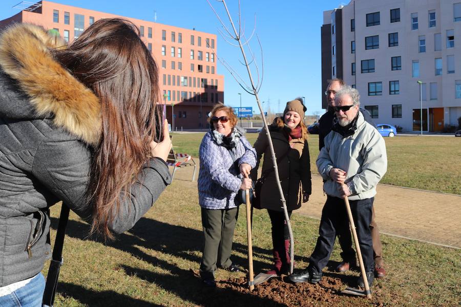 La Asociación Párkinson Burgos ha realizado su tradicional plantación de árboles en el Parque Juan Pablo II