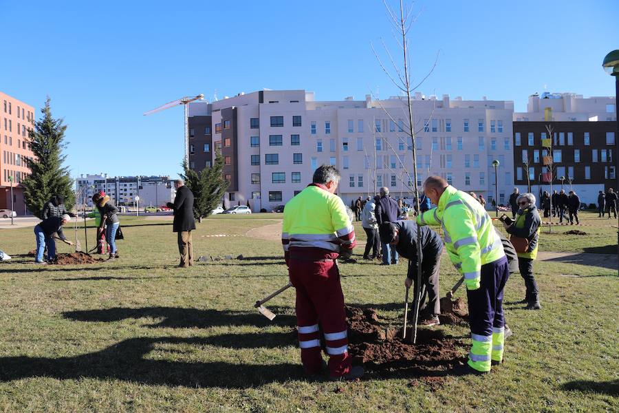 La Asociación Párkinson Burgos ha realizado su tradicional plantación de árboles en el Parque Juan Pablo II