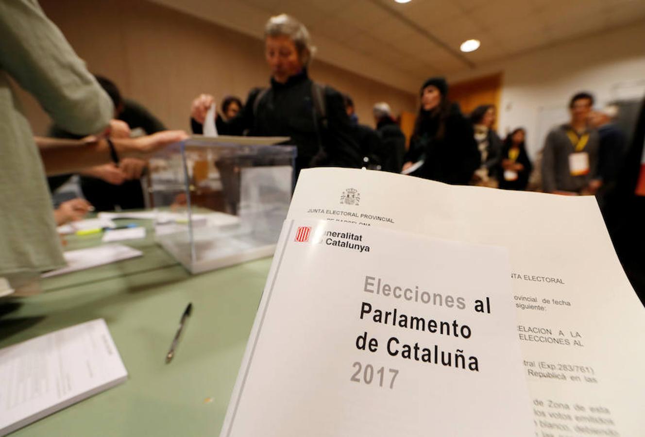 Normalidad en los colegios de Cataluña durante las primeras horas de la jornada electoral.