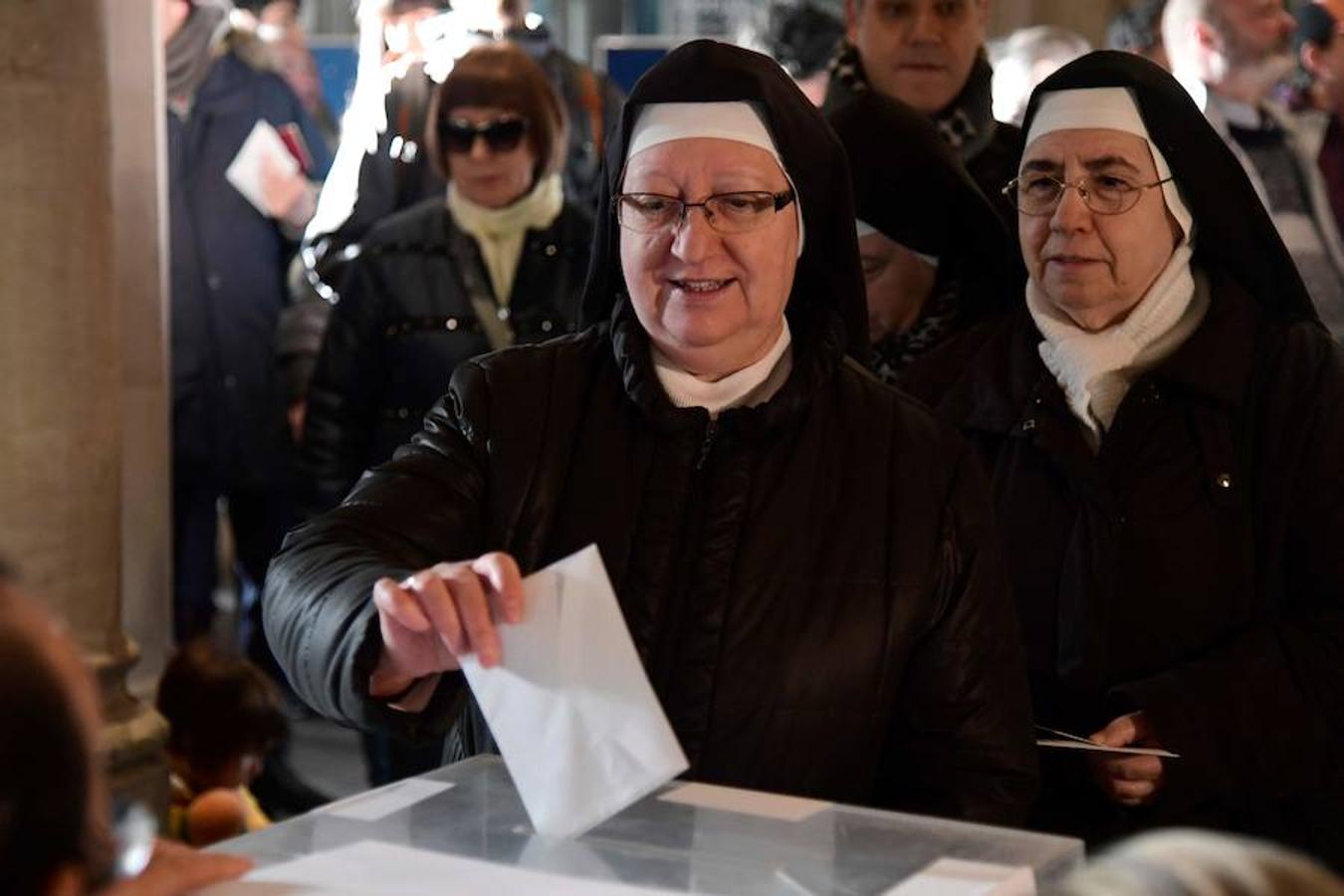Unas monjas votan en su colegio situado en la Universidad de Barcelona. 