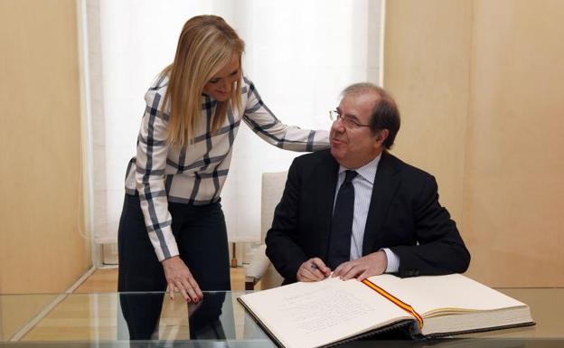 El presidente de la Junta de Castilla y León, Juan Vicente Herrera, junto a la presidenta de la Comunidad de Madrid, Cristina Cifuentes.