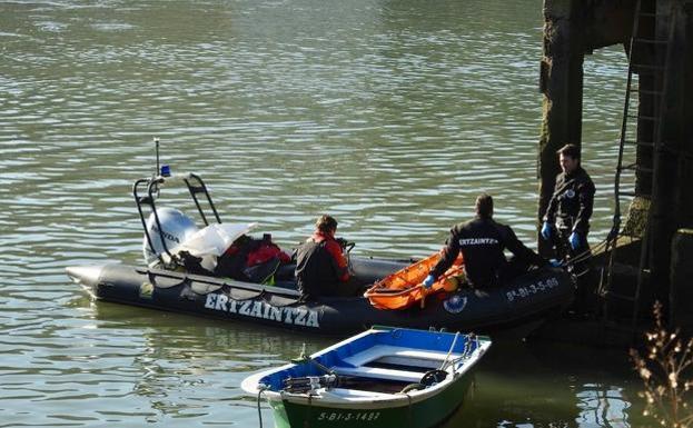 Los buzos de la Ertzainza en la ría de Bilbao.