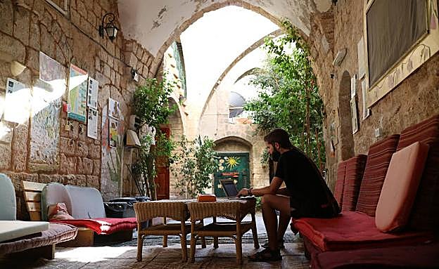 Antonio G., director de la Escuela Nómada Digital, trabajando desde Nazaret.