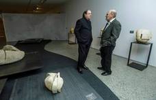 El presidente Herrera ha visitado la nueva exposición de Bañuelos, junto con su autor