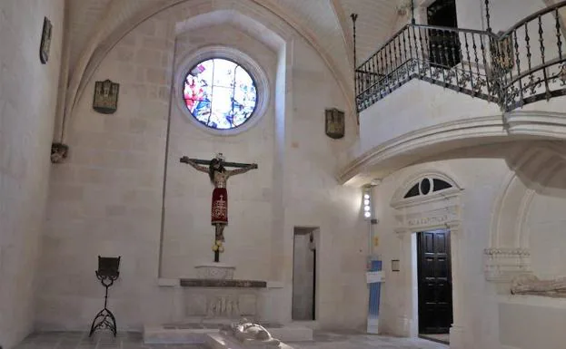 La capilla presenta nueva cara, vidriera de estreno y acoge al Cristo de Burgos