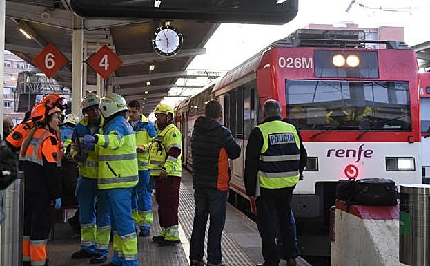 Efectivos del Summa trabajan en la estación de Alcalá de Henares tras el accidente.
