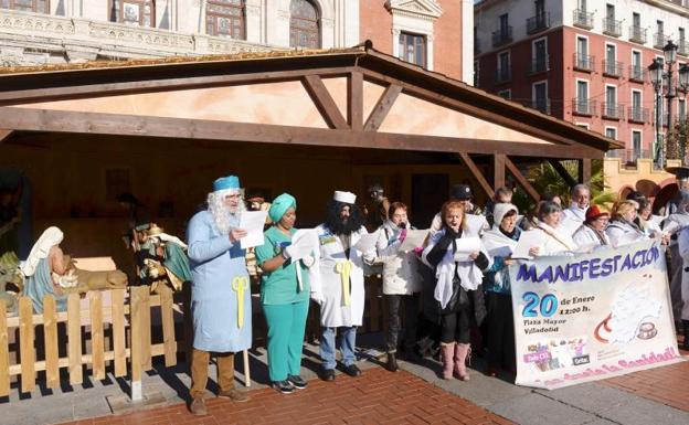 Una veintena de personas se ha reunido hoy en el centro de Valladolid, en la Plaza Mayor, y ha entonado 'villancríticos sanitarios', una iniciativa encuadrada en las actividades organizadas por la Plataforma en Defensa de la Sanidad Pública