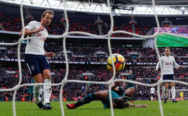 Harry Kane anota uno de sus tres goles ante el Southampton. 