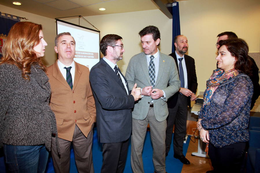 El director general del Medio Natural (izquierda), junto al alcalde del Real Sitio, José Luis Vázquez, y la alcaldesa de El Espinar, Alicia Palomo, durante una reunión informativa.