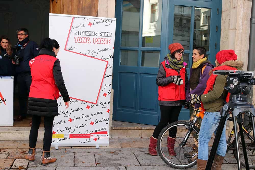 Los burgaleses entregan un juguete a Cruz Roja