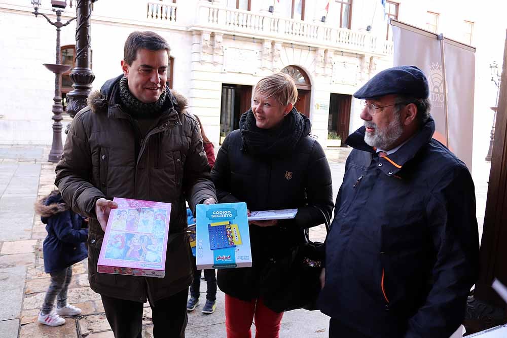 Los burgaleses entregan un juguete a Cruz Roja