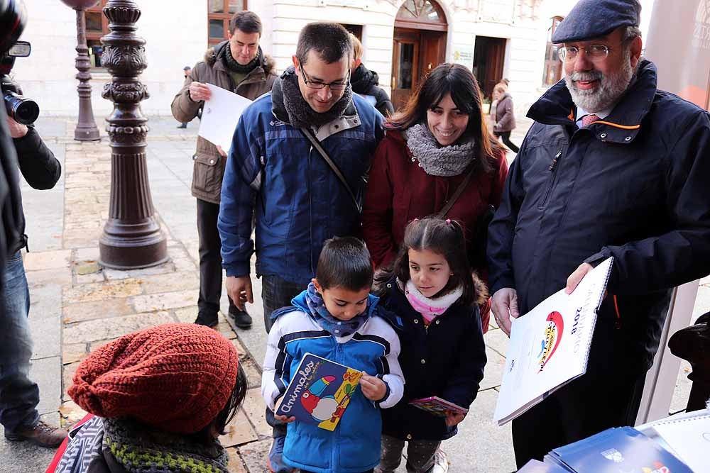 Los burgaleses entregan un juguete a Cruz Roja