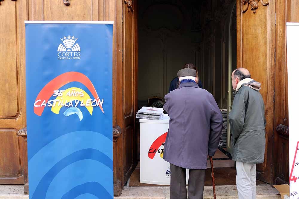 Los burgaleses entregan un juguete a Cruz Roja