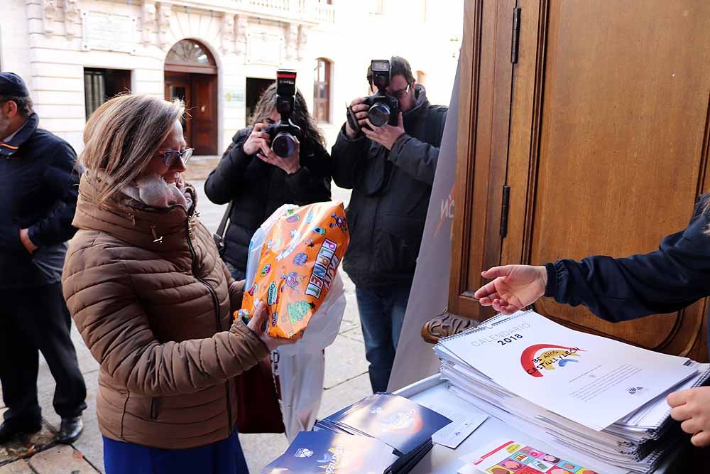 Los burgaleses entregan un juguete a Cruz Roja