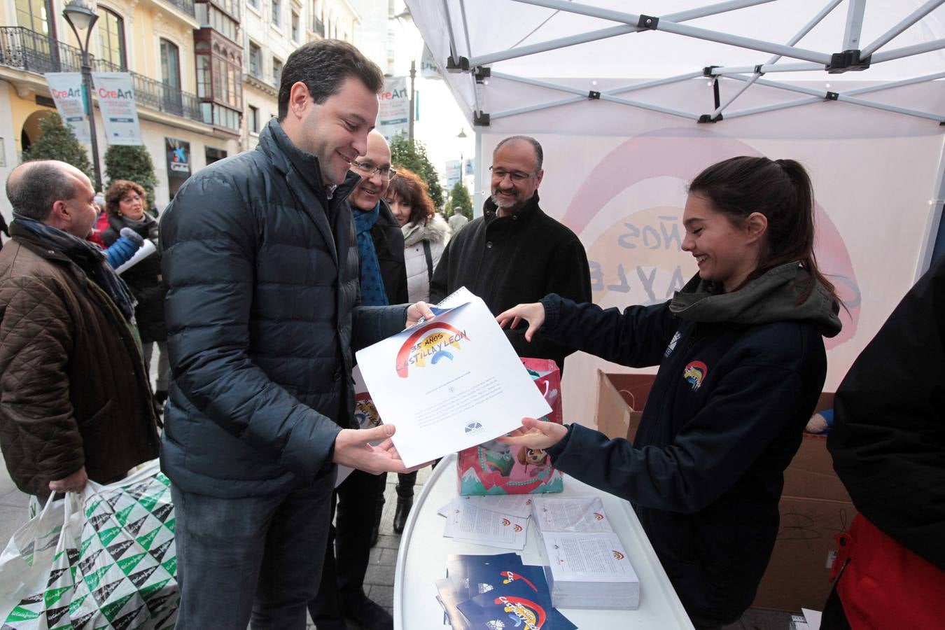 Reparto del calendario solidario editado por las Cortes de Castilla y León en Valladolid.