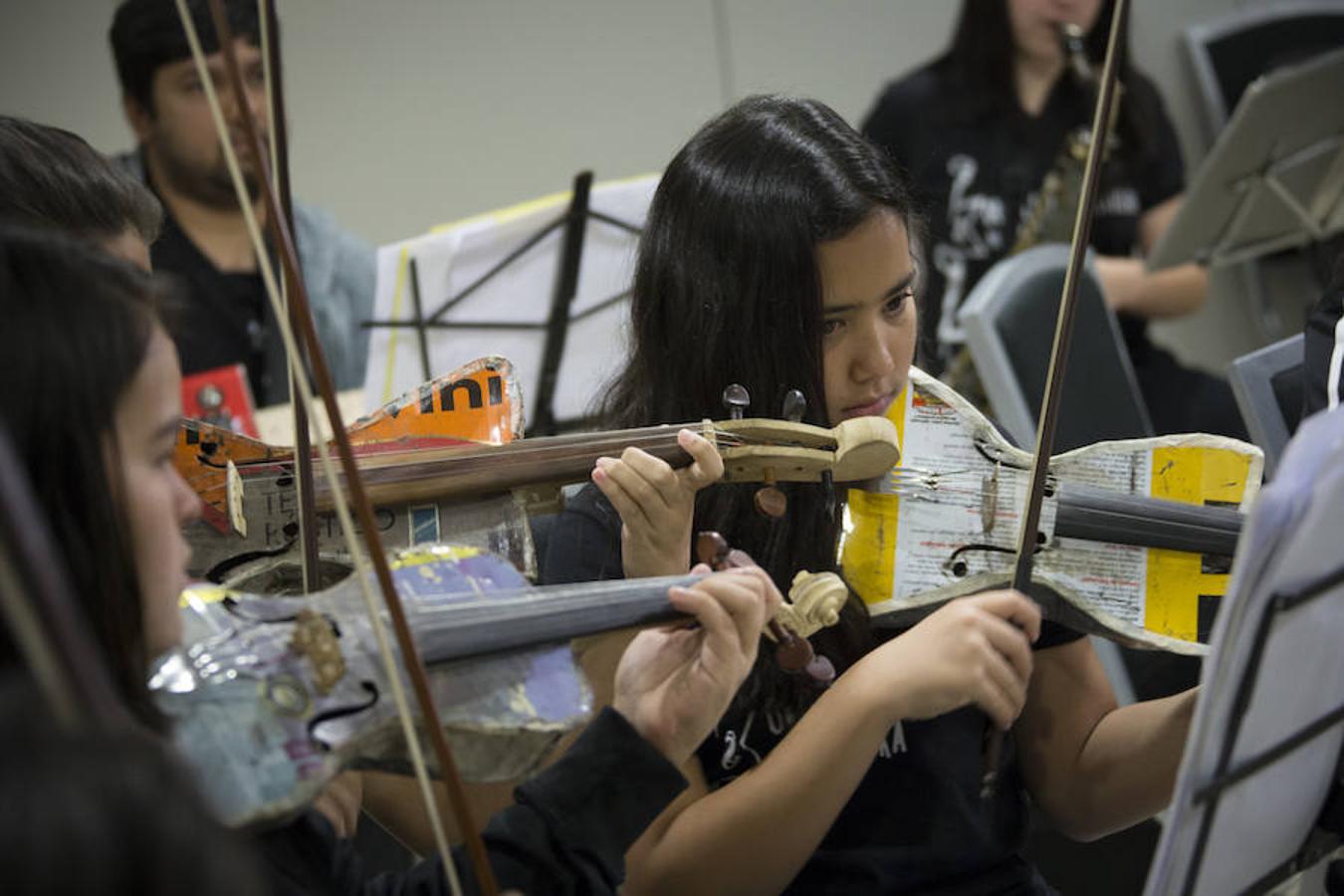 La Orquesta Cateura utiliza los despojos para crear eficaces instrumentos