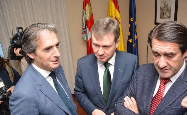 De la Serna (izq) charlando con Javier Lacalle (centro) y Juan Carlos Suárez-Quiñones (drcha)
