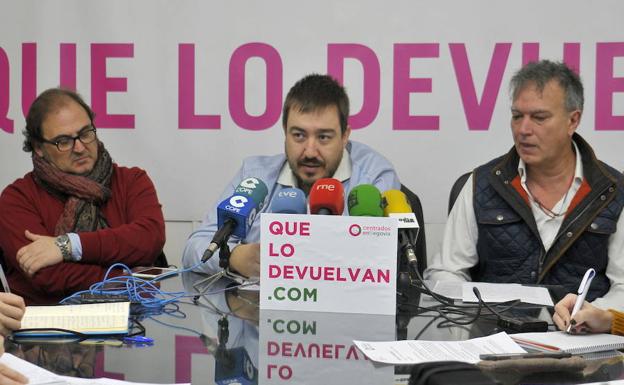 Juan Ángel Ruiz (centro) comparece en rueda de prensa como presidente de Centrados en Segovia. 