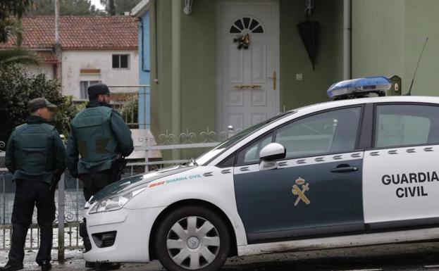 La Guardia Civil registra la vivienda del sospechoso.