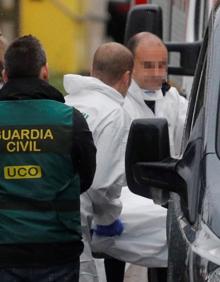 Imagen secundaria 2 - Arriba, el asesino confeso al salir de la nave. Abajo, los buzos de la Guardia Civil y el cadáver siendo trasladado. 