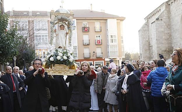 Los concejales Facundo Pelayo y Carmen Fernández bailan la imagen durante la procesión. 