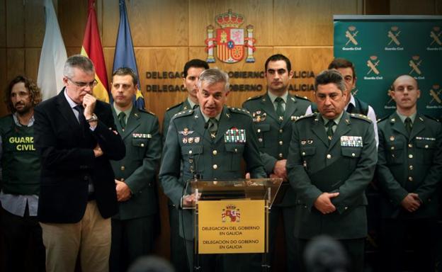 El coronel de la Unidad Central Operativa (UCO) de la Guardia Civil, Manuel Sánchez Corbí (c), y el coronel Francisco Javier Jambrina Rodríguez (d), jefe de la Comandancia de la Guardia Civil, comparecieron hoy en rueda de prensa. 