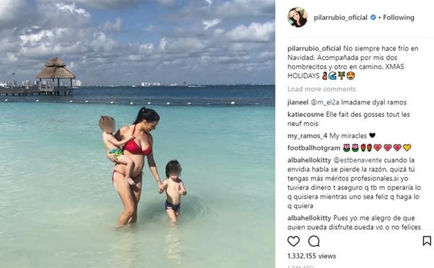 Pilar Rubio paseando con sus dos hijos. 