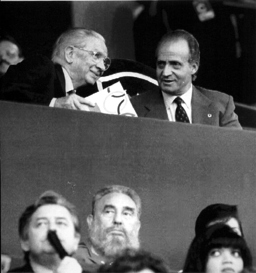 Juan Antonio Samaranch, presidente del COI, habla con el Rey Juan Carlos I durante la ceremonia inauguración de los Juegos Olímpicos de Barcelona 92; debajo del palco, se distingue a Fidel Castro, exlíder cubano ya fallecido.