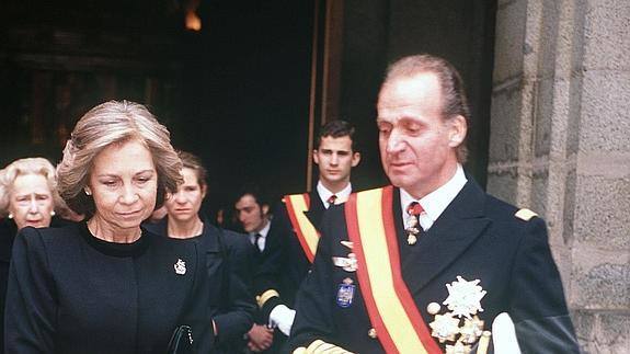 Don Juan Carlos, emocionado, en el funeral de su padre el 1 de abril de 1993.