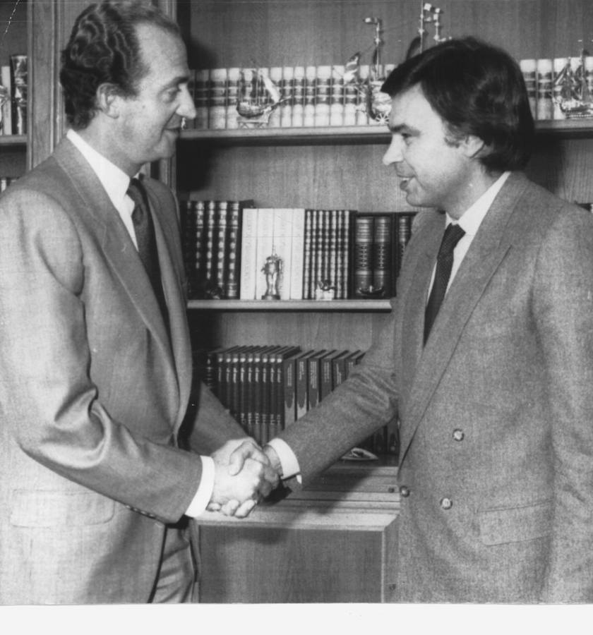 El Rey Juan Carlos I recibe al nuevo Presidente del Gobierno Felipe González en 1982.