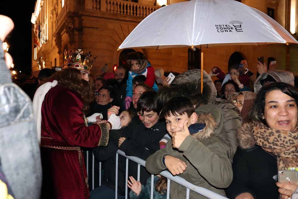 La Cabalgata de Reyes ha hecho las delicias de grandes y pequeños