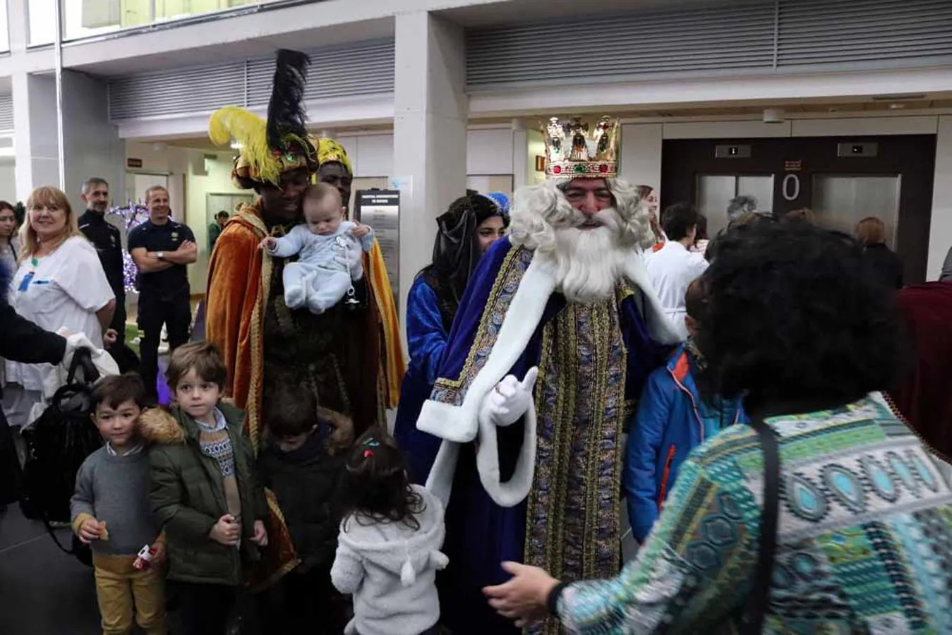 Los Reyes Magos visitan a los niños del Hospital Universitario