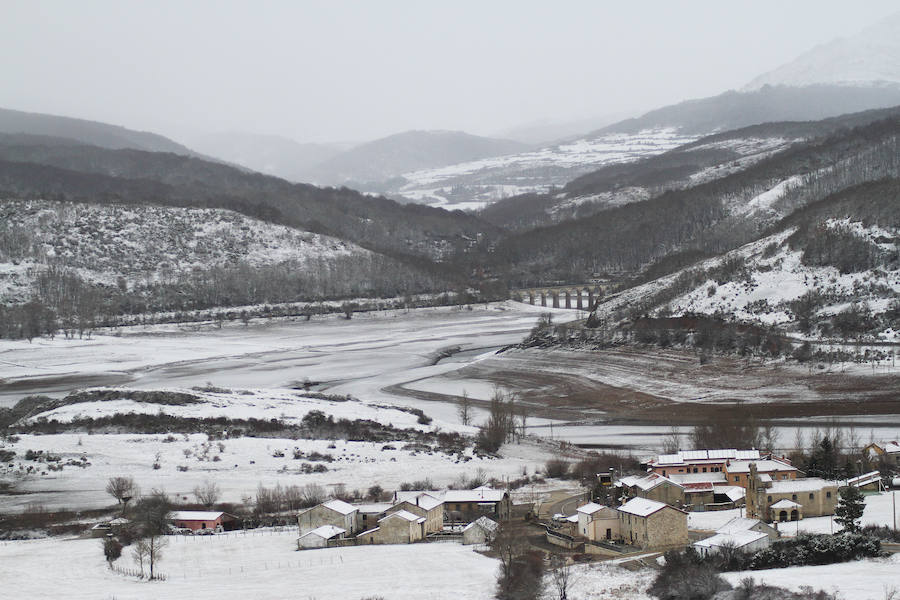 Vañes, pedanía de Cervera, teñida de blanco en la tarde del día de 6 de enero. 