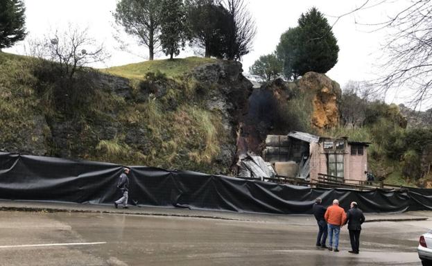 Estado de la cabaña tras el incendio.