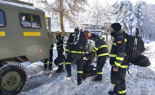 Soldados de la UME cargan los equipos en los vehículos de la unidad desplaxados a San Rafael antes de volver a sus sedes. 