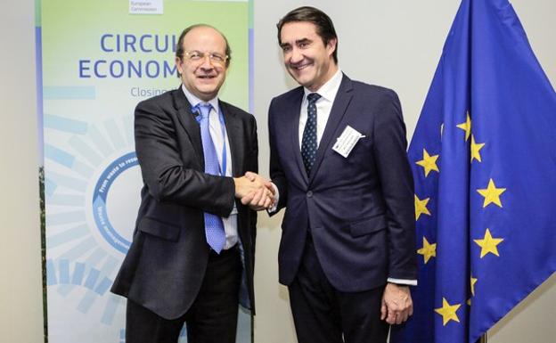 El consejero de Fomento y Medio Ambiente, Juan Carlos Suárez-Quiñones, se reúne con el director general de Medio Ambiente de la UE, Daniel Calleja, para analizar el Plan de Acción para la naturaleza, las personas y la economía y la gestión del lobo al sur del Duero en Castilla y León. 