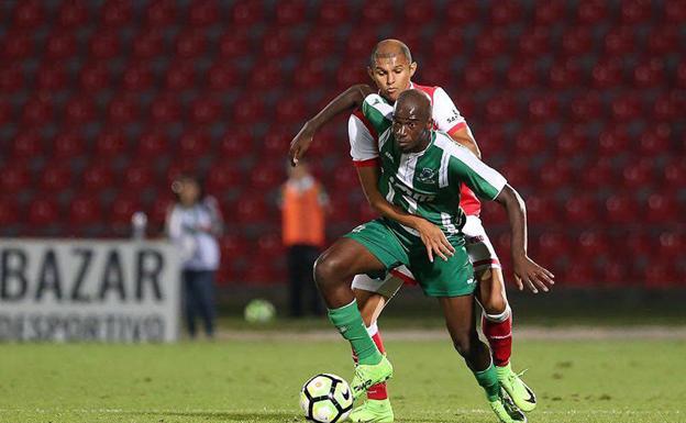 Martin Luther King, en un partido con el AR Sao Martinho. 