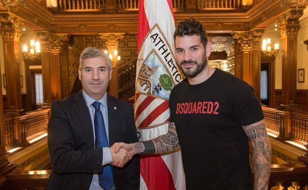 Herrerín junto a Urrutia tras firmar su renovación.