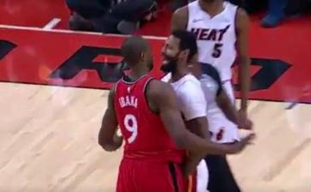 Serge Ibaka y James Johnson fueron expulsados. 